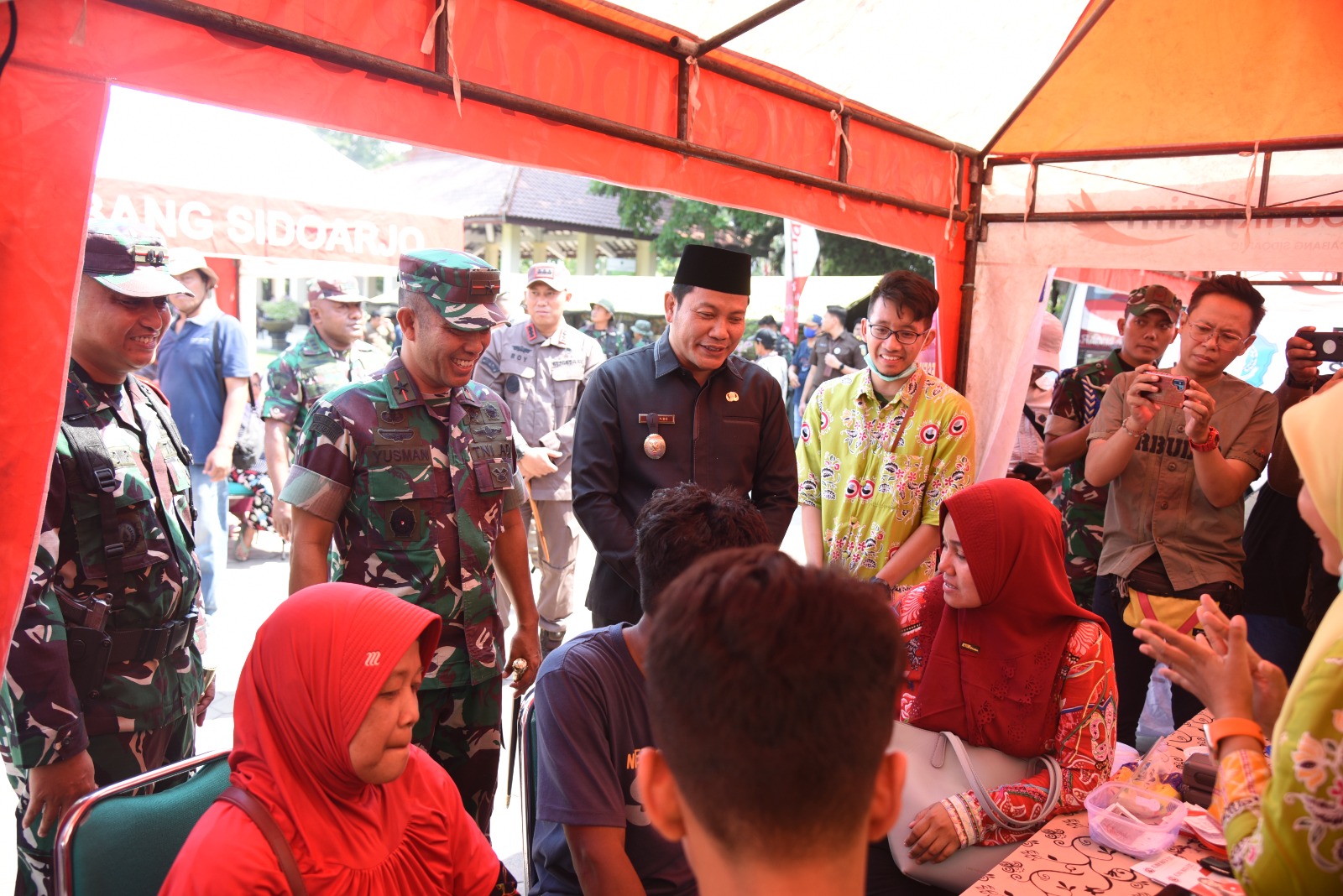 HARI PERTAMA KERJA: Plt Bupati Sidoarjo Subandi menyapa masyarakat di Alun-Alun Sidoarjo. (DIKY PUTRA SANSIRI/RADAR SIDOARJO)