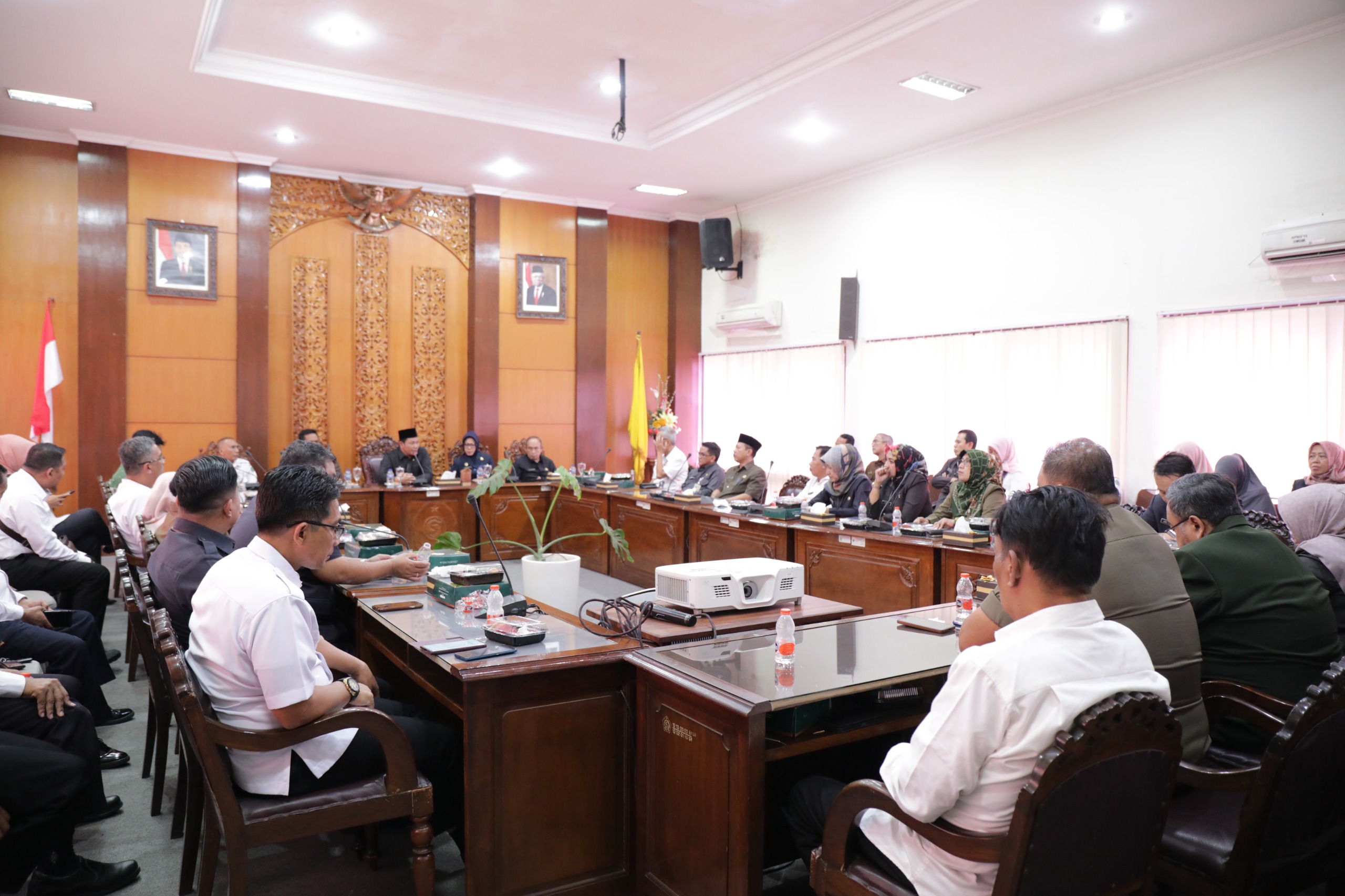 SAT-SET: Plt Bupati Sidoarjo Subandi rapat koordinasi di Ruang Opsroom, Kantor Bupati Sidoarjo pada Rabu (8/5). (IST)