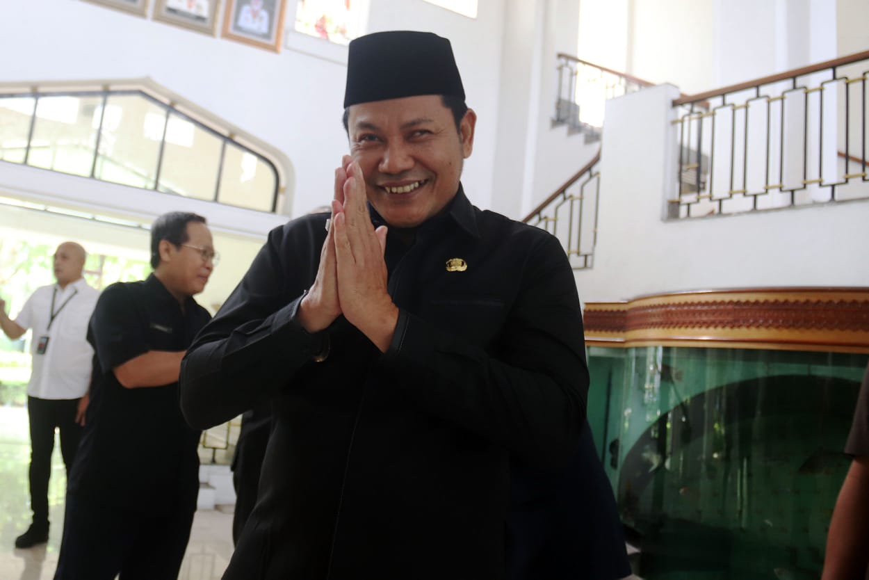 LANGSUNG KERJA: Wabup Sidoarjo Subandi kini menjadi Plt Bupati Sidoarjo. (ANDY SATRIA/RADAR SURABAYA)
