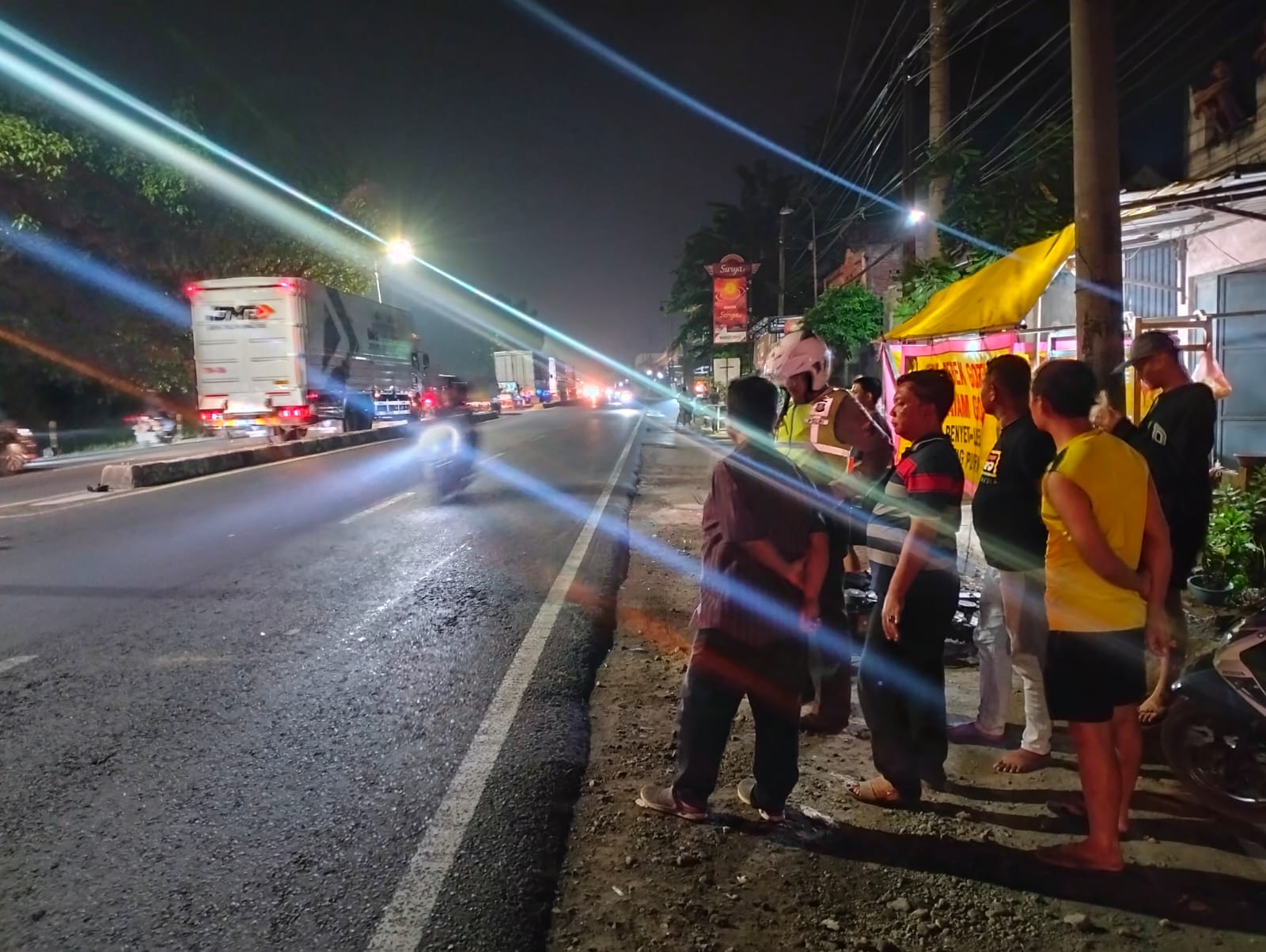 BERBAHAYA: Lokasi kecelakaan antara motor trail dengan truk trailer di Krian, Sidoarjo. (IST)