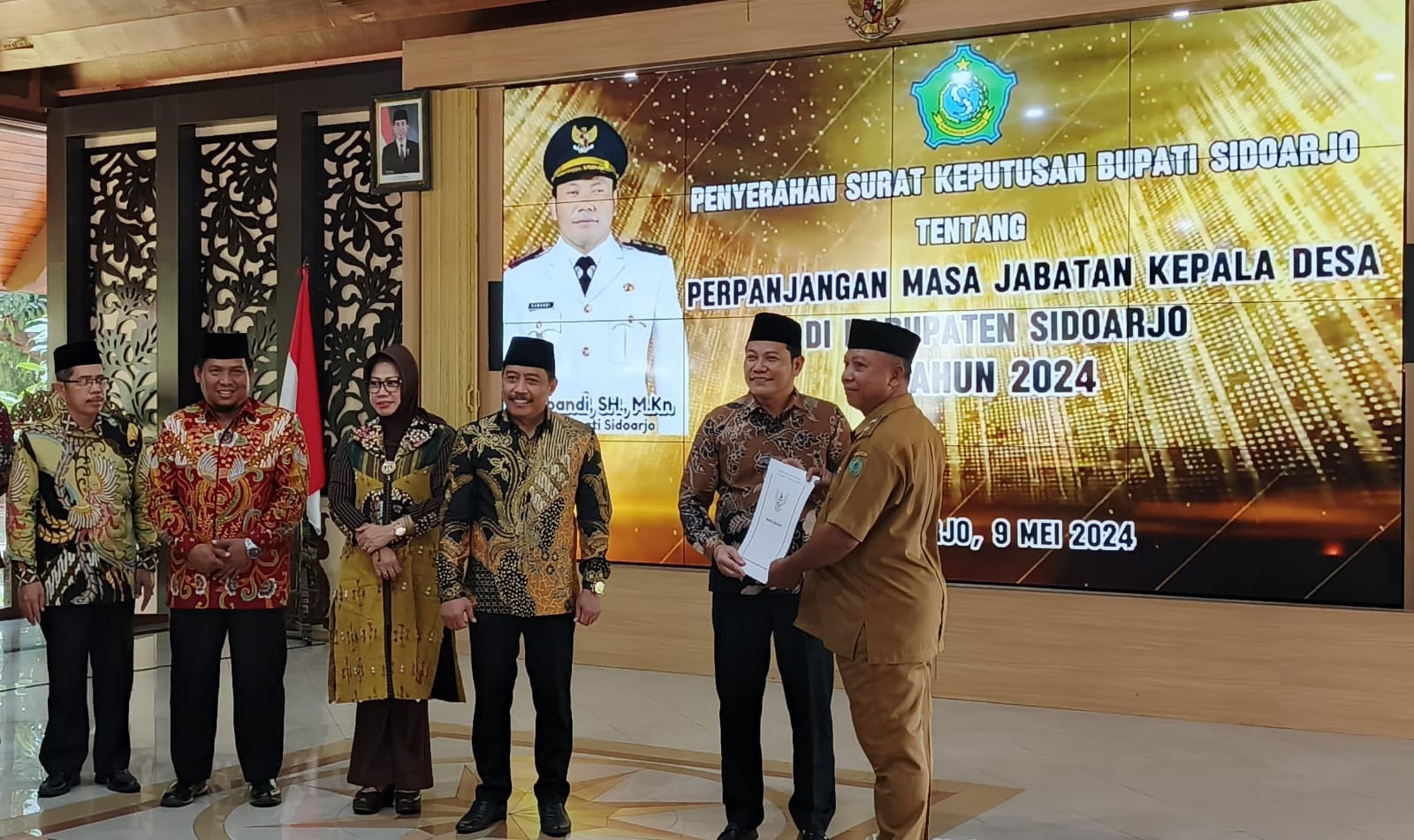 RESMI: Plt Bupati Sidoarjo Subandi menyerahkan surat perpanjangan masa jabatan pada salah satu kepala desa. (M SAIFUL ROHMAN/RADAR SIDOARJO)