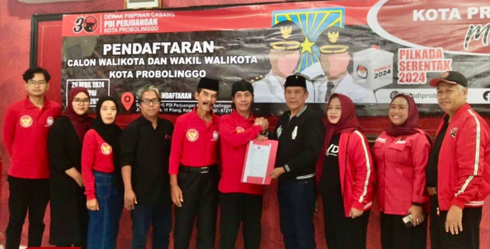 PILKADA : DPC Pertiwi Nusantara Bersatu Probolinggo Raya mewakili Ning Tiwi mengambil formulir pendaftaran sebagai Bakal Calon Wakil Wali Kota Probolinggo di kantor DPC PDIP Kota Probolinggo. (IST)