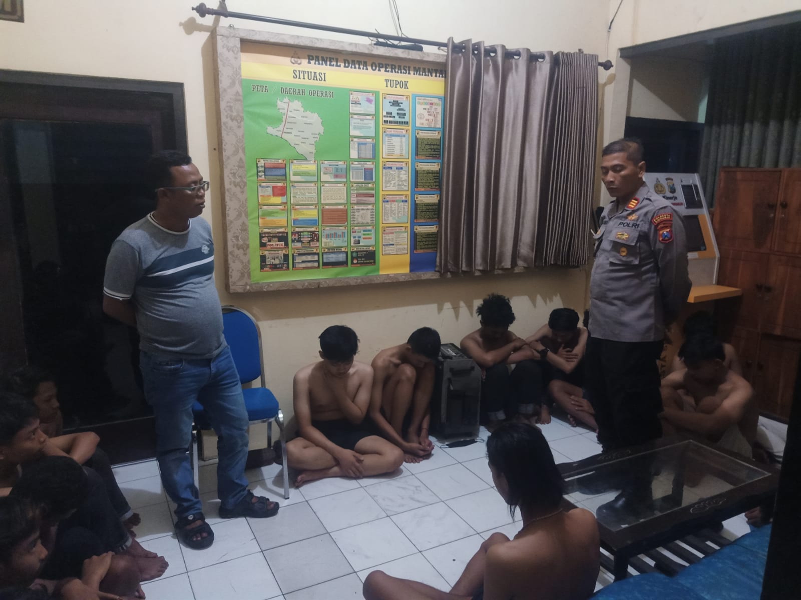 KAPOK : Polisi mengamankan anggota gangster di Polsek Prambon, Sidoarjo, Rabu, 8 Mei 2024. (IST)