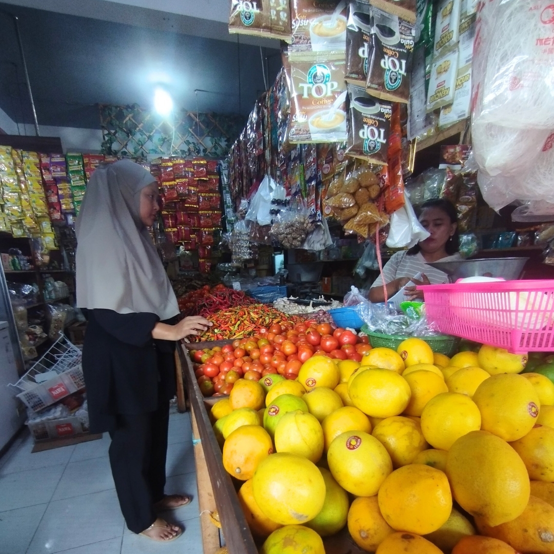 MERANGKAK: Salah satu toko penjual sembako di Sidoarjo. (ANNISA FIRDAUSI/RADAR SIDOARJO)