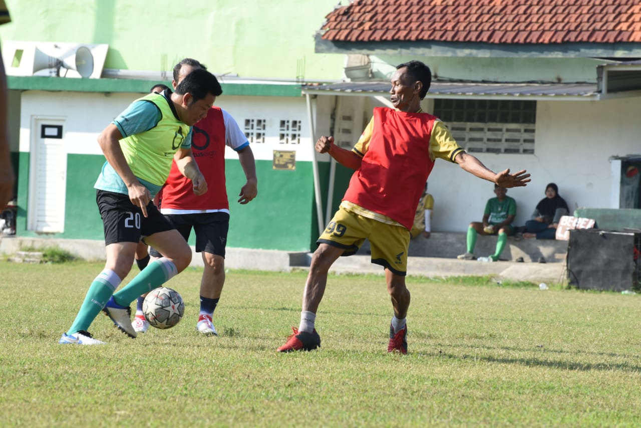 MASIH LINCAH : Plt Bupati Sidoarjo Subandi (kiri) berebut bola dengan pemain lain. (IST)
