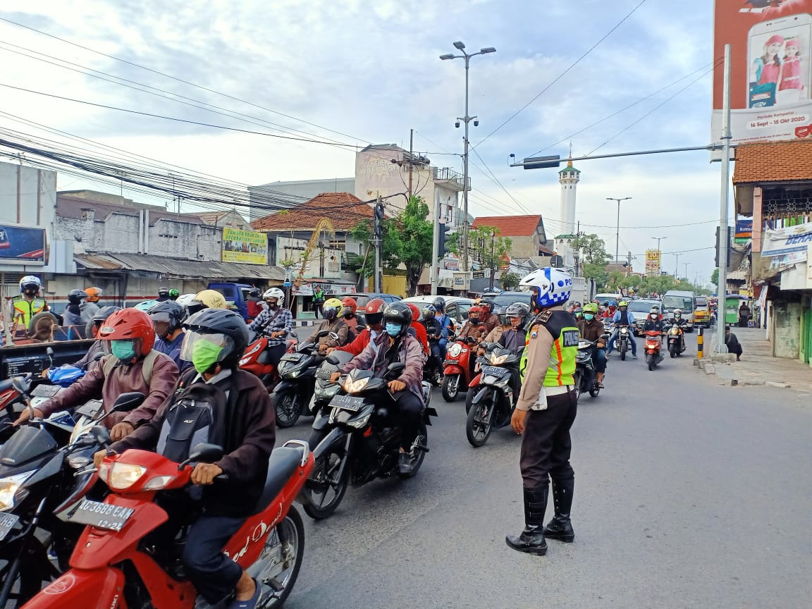 LANGGANAN : Kondisi Perempatan Gedangan Sidoarjo yang sering macet dan akibatkan polusi udara. (IST)