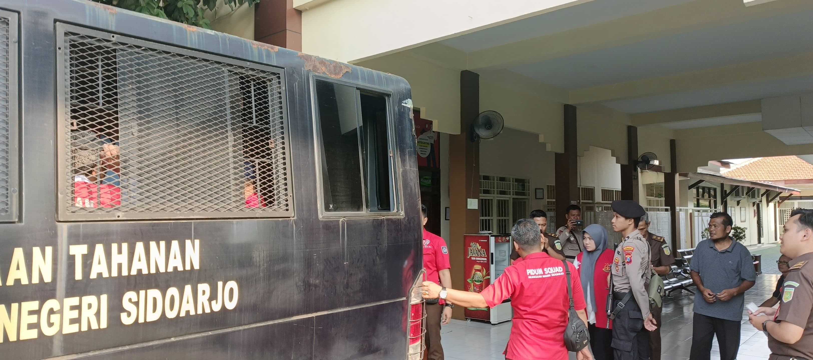 DIADILI : Beberapa tahanan usai menjalani sidang di Pengadilan Negeri Sidoarjo. (DIKY PUTRA SANSIRI/RADAR SIDOARJO)
