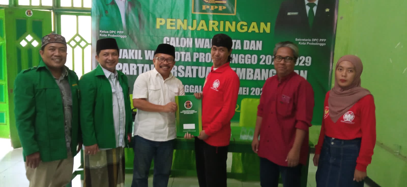 SEMANGAT : Pengambilan formulir pendaftaran Bakal Calon Wakil Wali Kota Probolinggo oleh Ning Tiwi diwakili Ketua DPC Pertiwi Nusantara Bersatu Probolinggo Raya Aspari AR.