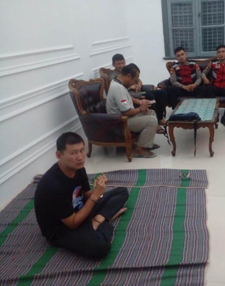 NEKAT : Seorang pria berkaos hitam diamankan di Ruang Kepala Stasiun Sidoarjo, Jumat (10/5). (IST)