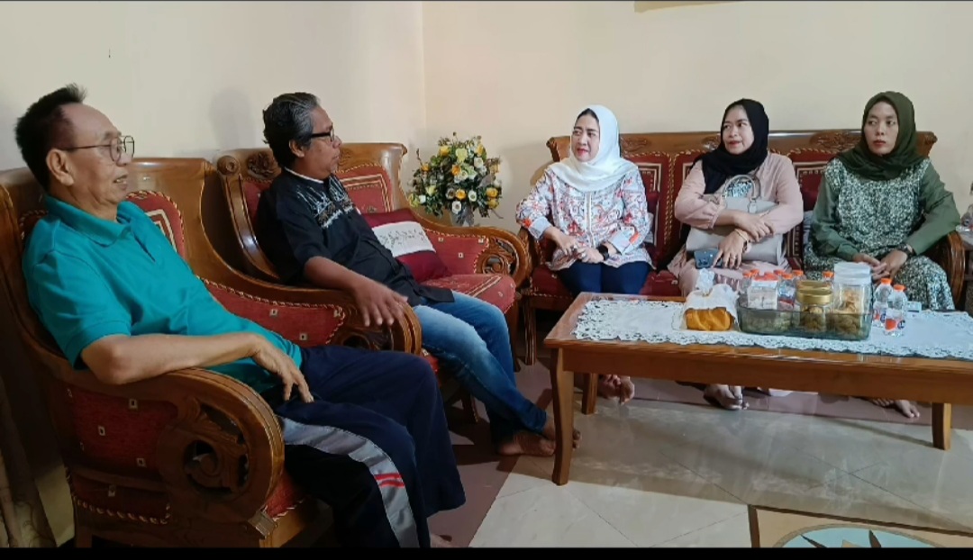 SILATURAHMI : Ning Tiwi (tengah) saat bertemu dengan beberapa tokoh di Kota Probolinggo.  &nbsp;