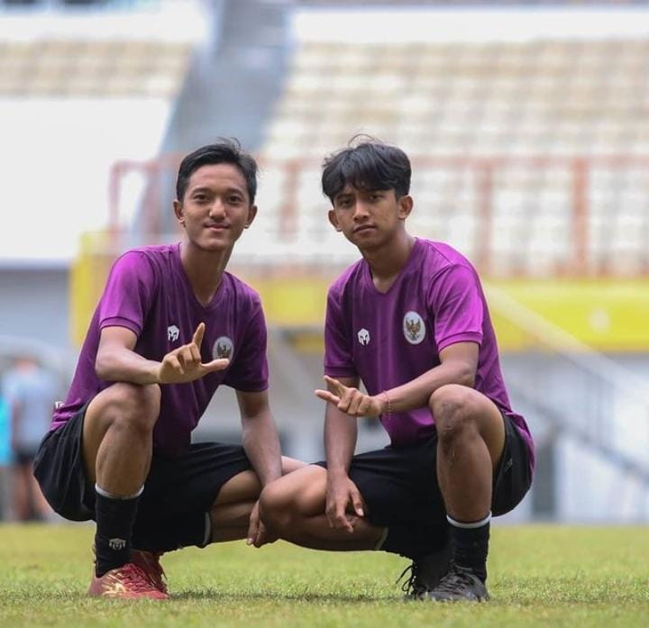 KISAH: Pemain Deltras Sidoarjo Raka Cahyana (kiri) saat berpose. (IST)