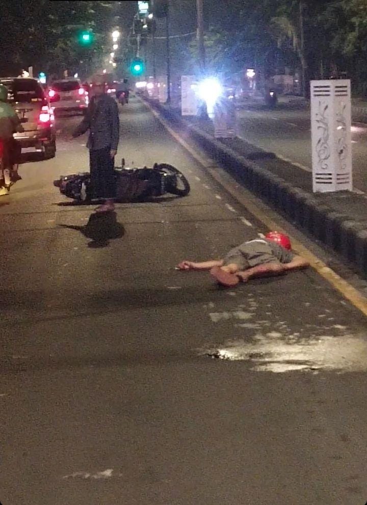 TERJATUH : Polisi sedang olah TKP di lokasi kejadian laka lantas di Jalan Mojopahit, Minggu (12/5). (IST)