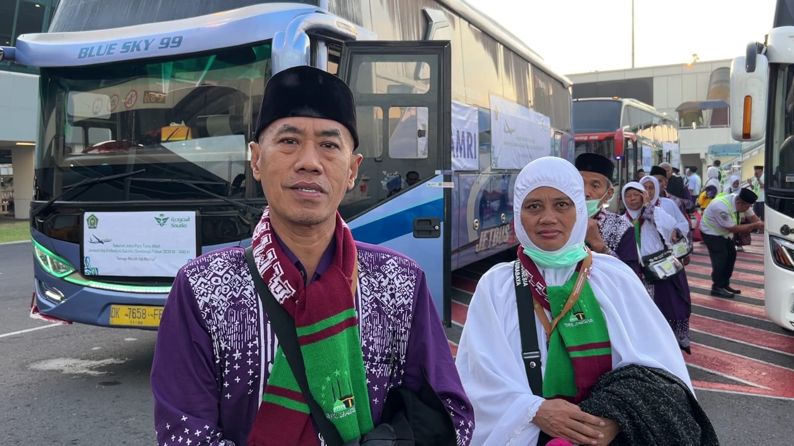 BAHAGIA: Suradi Warsidin, salah satu CJH kloter pertama Jatim yang berangkat dari Bandara Juanda Sidoarjo.