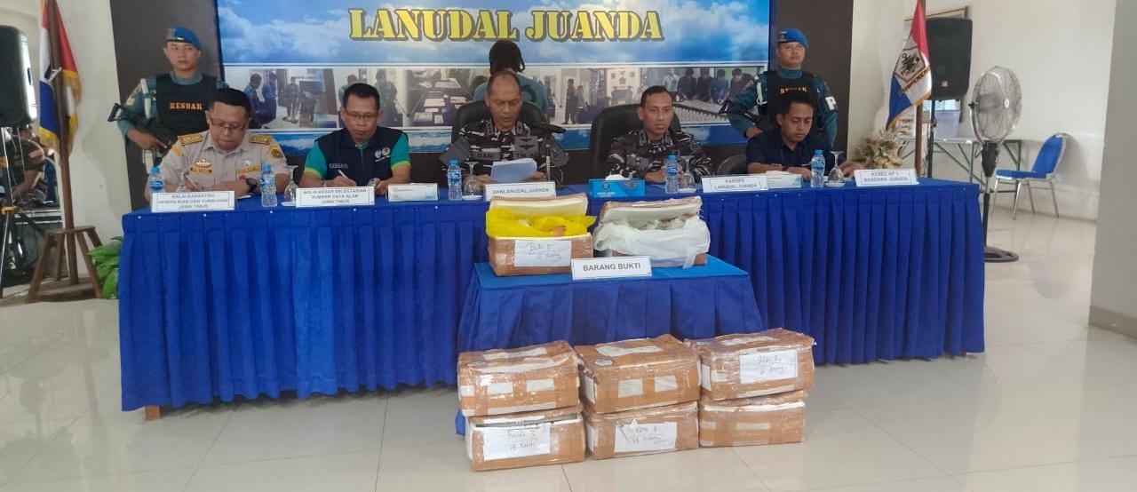 BARANG BUKTI: Satgaspam membeberkan terumbu karang langka yang akan diselundupkan. (IST)