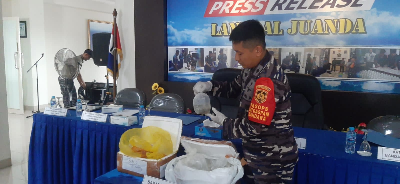 DIAMANKAN : Petugas gabungan menunjukkan barang bukti berupa terumbu karang yang diselundupkan di Bandara Juanda Sidoarjo. (IST)