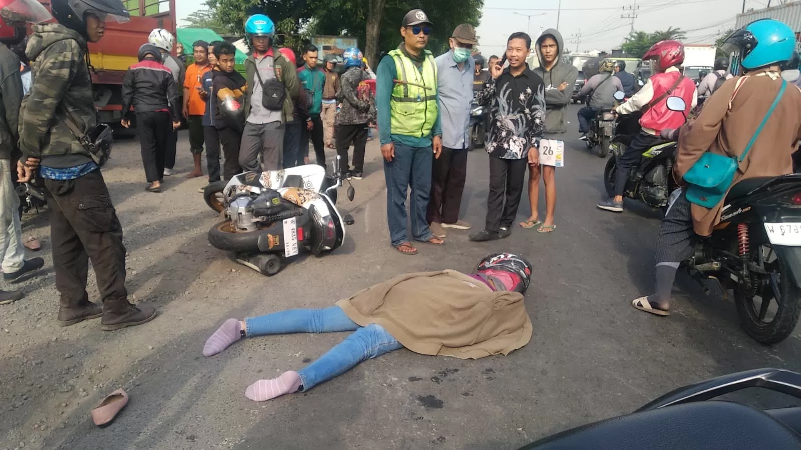 JALUR RAWAN: Kecelakaan di Jalan Raya Trosobo, Taman pada Selasa, 23 April 2024. (IST)