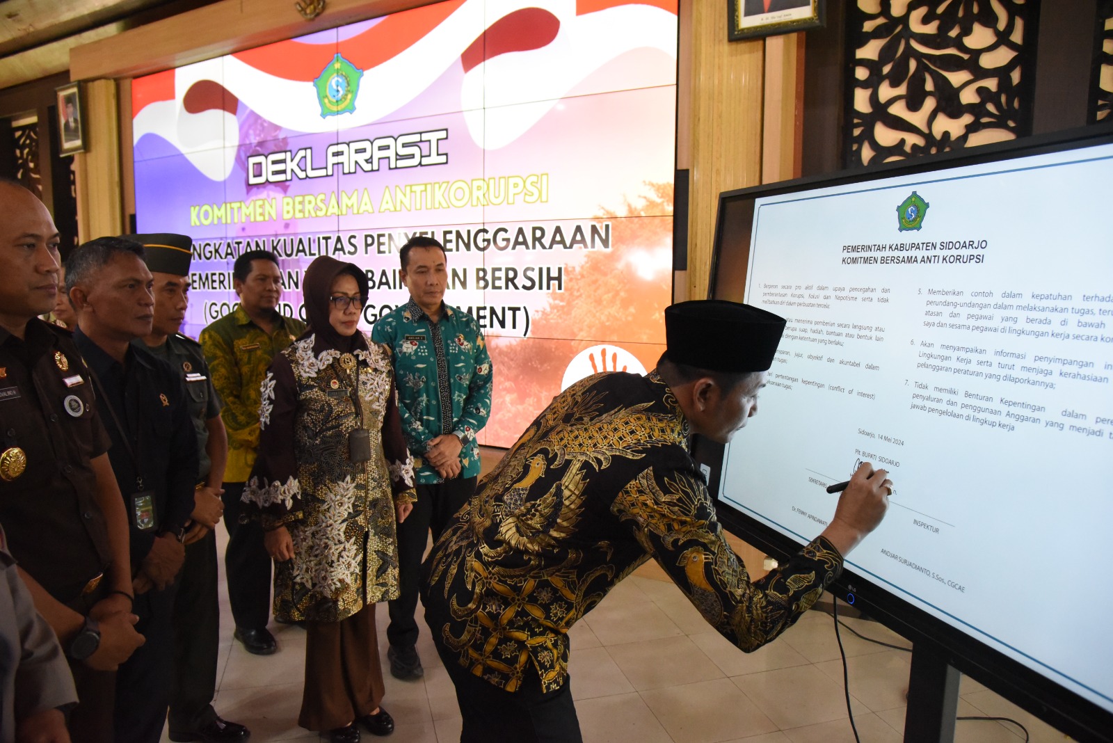 TEGAS: Plt Bupati Sidoarjo Subandi saat membacakan deklarasi anti korupsi. (IST)
