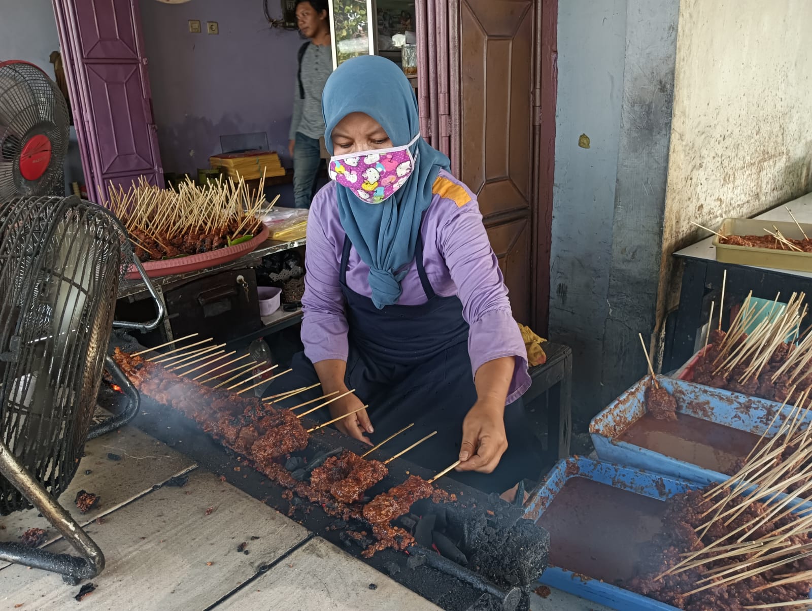LEZAT: Sate Komo khas Kecamatan Prambon yang memiliki banyak penggemar. (M SAIFUL ROHMAN/RADAR SIDOARJO)