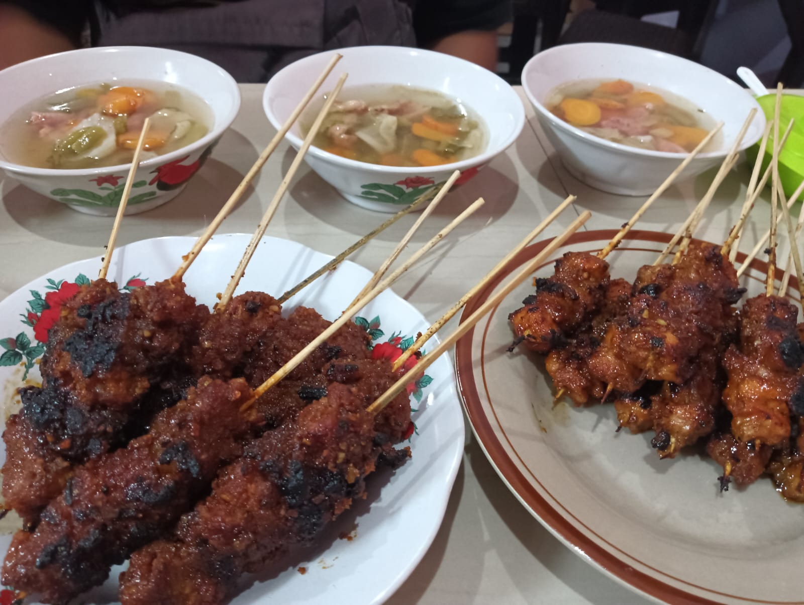MENGGIURKAN: Ukuran sate komo yang besar membuat banyak orang tertarik. (M SAIFUL ROHMAN/RADAR SIDOARJO)