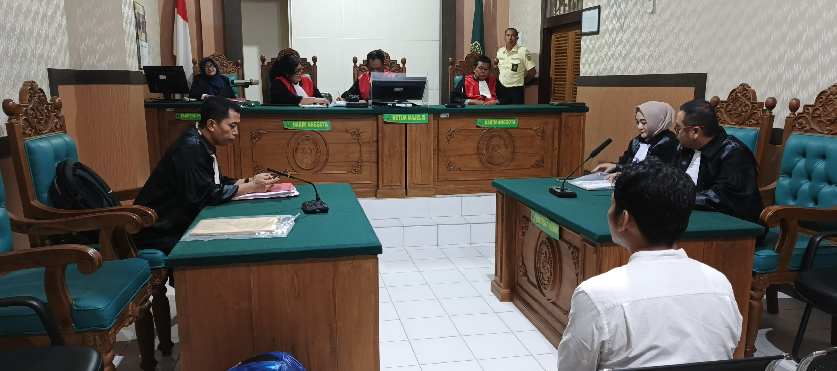 TEGANG : Terdakwa Kuswardoyo duduk di kursi pesakitan. (DIKY PUTRA SANSIRI/RADAR SIDOARJO)