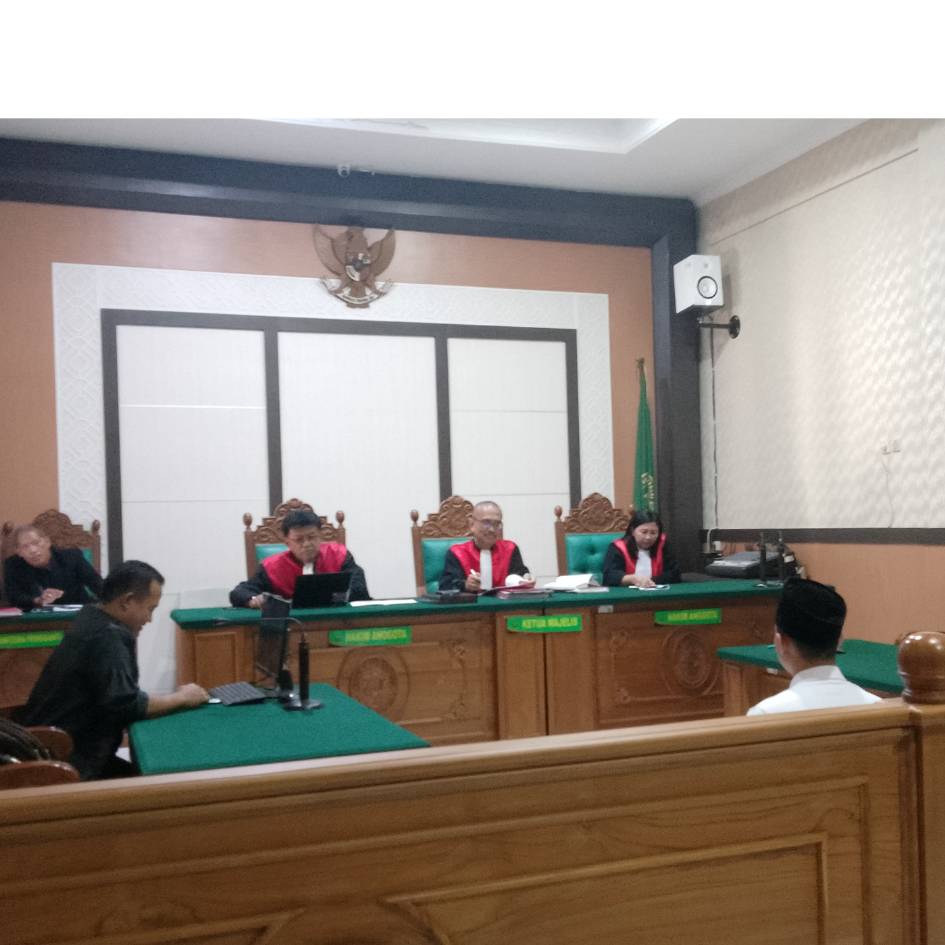 SIDANG PUTUSAN : Terdakwa Muhammad Ardiansyah saat berada di Ruang Sidang Chandra PN Sidoarjo, Rabu (15/5). (DIKY PUTRA SANSIRI/RADAR SIDOARJO)