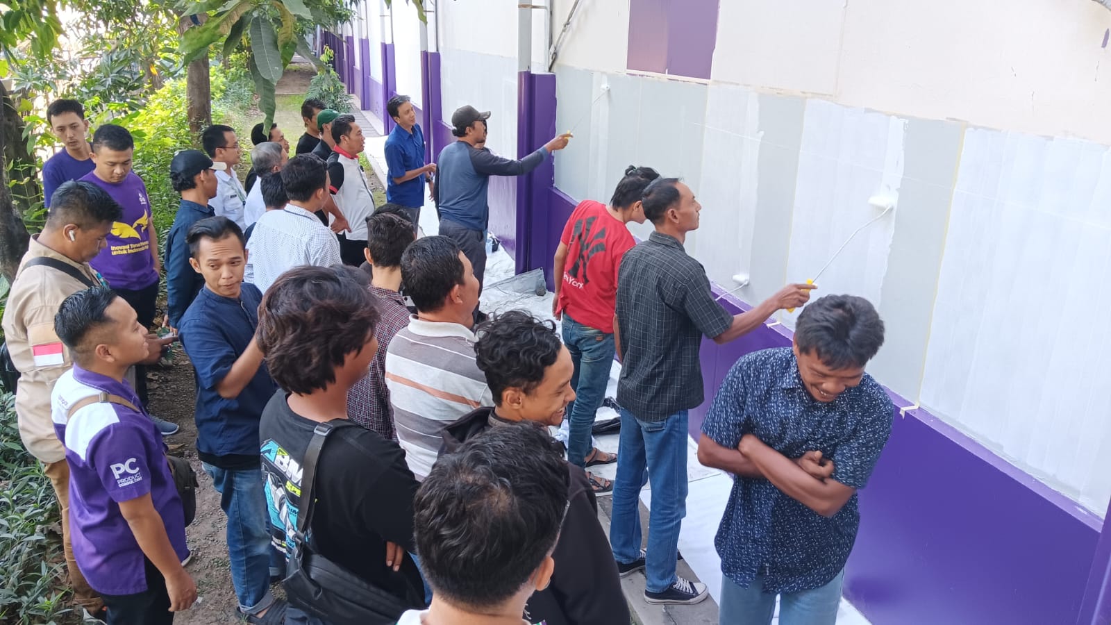DIKY PUTRA SANSIRI/RADAR SIDOARJO SERIUS : Pecandu narkotika tampak telaten mengikuti praktik mengecat di pabrik cat, Buduran, Rabu (15/5). (DIKY PUTRA SANSIRI/RADAR SIDOARJO)