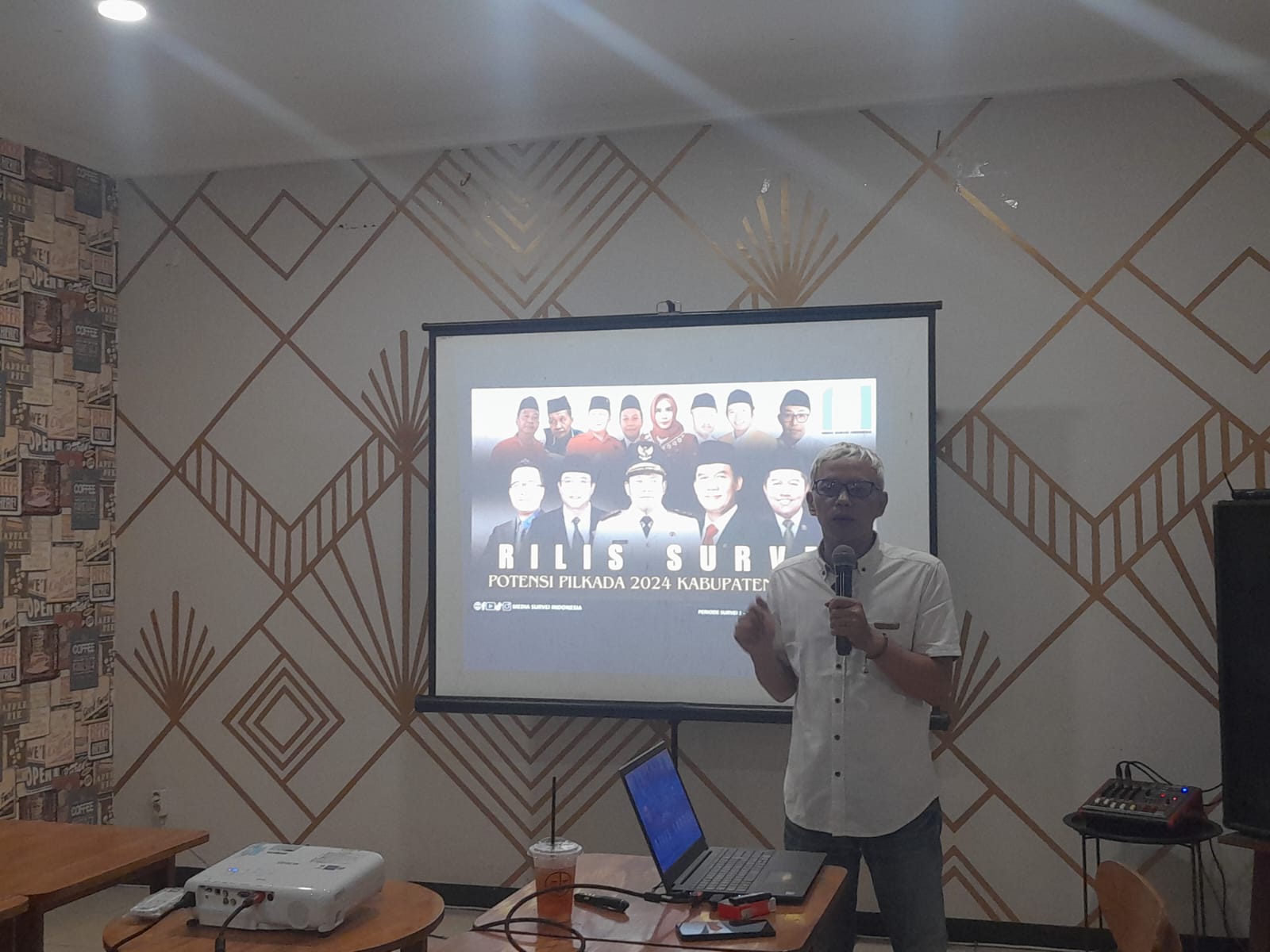 PILKADA: Direktur Media Survei Indonesia (MSI), Nanang Haromain saat jelaskan hasil surveinya. (M SAIFUL ROHMAN/RADAR SIDOARJO)