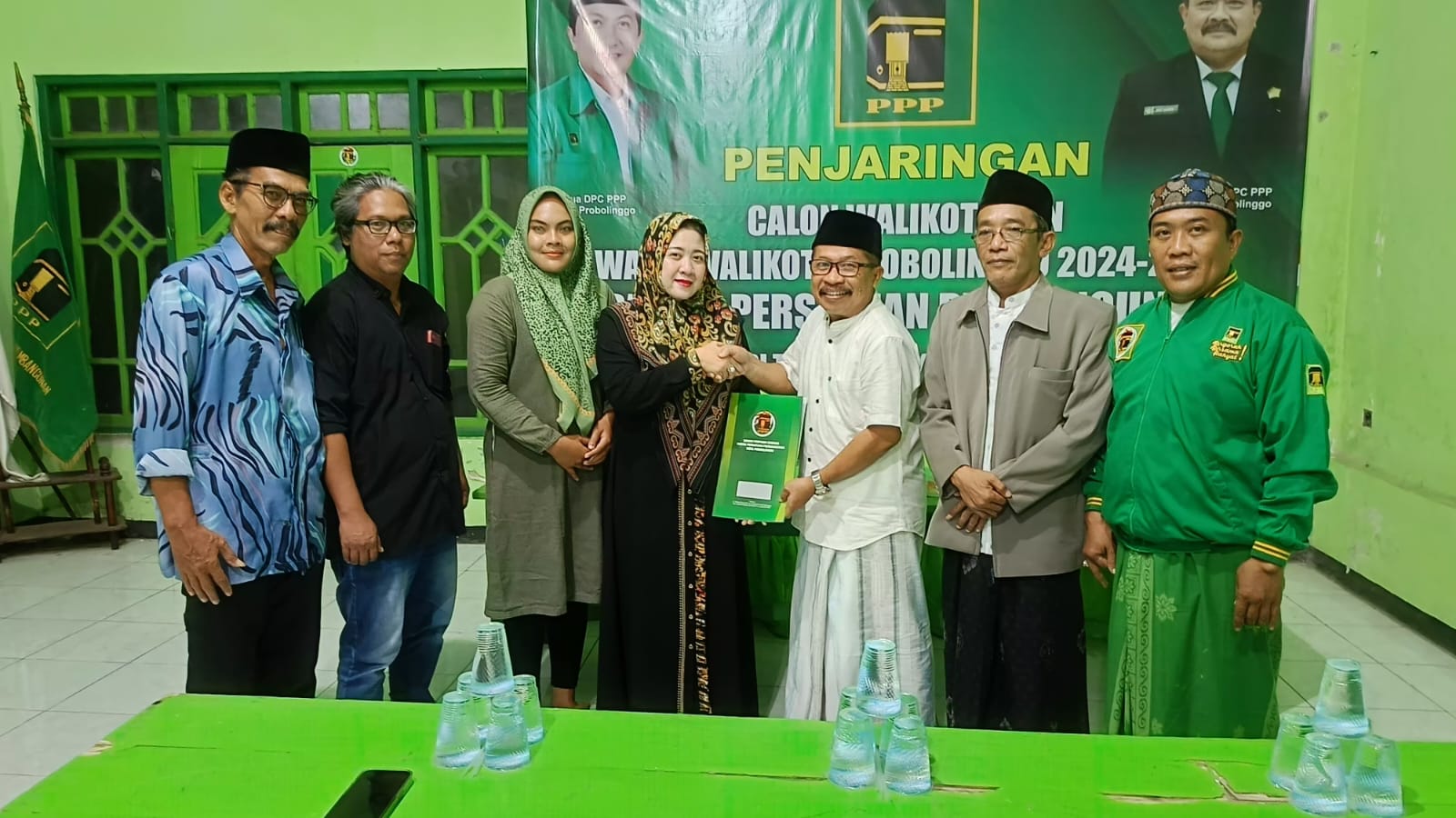 SERIUS : Ning Tiwi kembalikan formulir pendaftaran di kantor DPC PPP Kota Probolinggo.