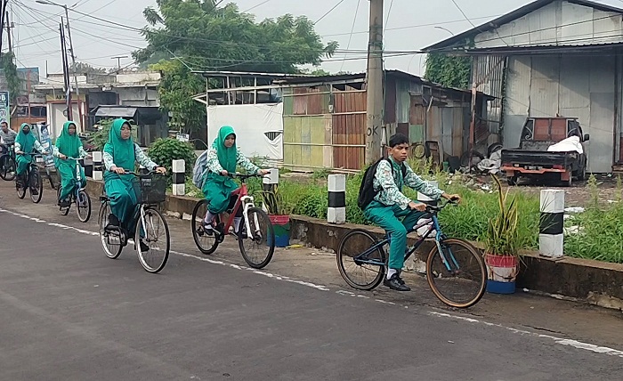 KOMPAK: Seluruh siswa-siswi SMPN 4 Waru kompak menerapkan perilaku ramah lingkungan dengan bersepeda ke sekolah. (IST)
