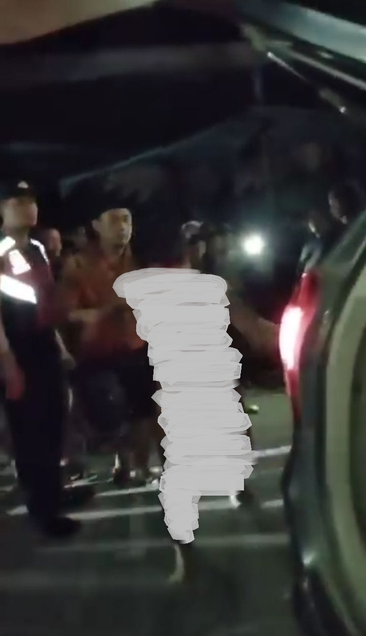 DITELANJANGI : Kedua remaja korban pengeroyokan dimasukkan dalam mobil polisi. (IST)  &nbsp;