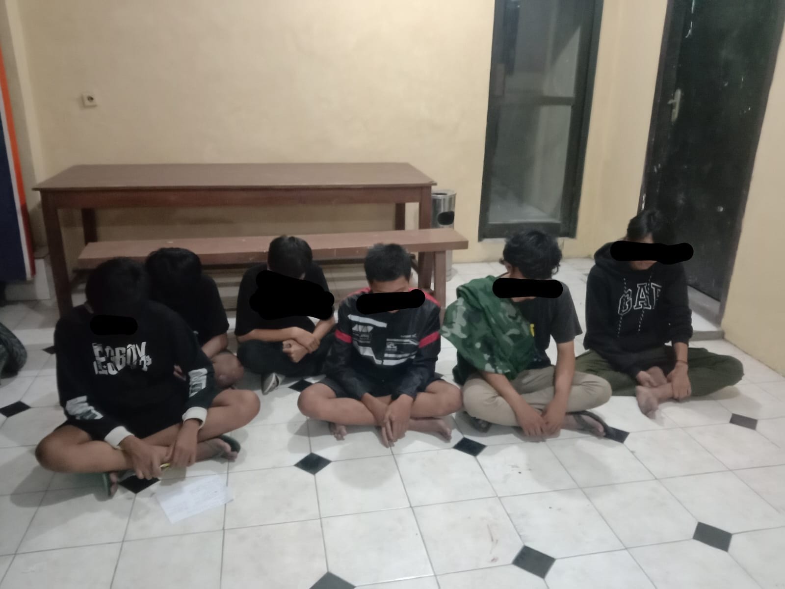 LESU : Enam pemuda saat diamankan di Mapolsek Candi. (IST)
