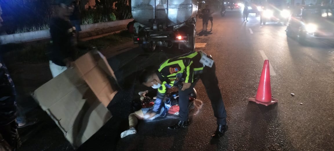 NAHAS : Polisi sedang olah TKP kecelakaan di Krian, Sidoarjo. (IST)