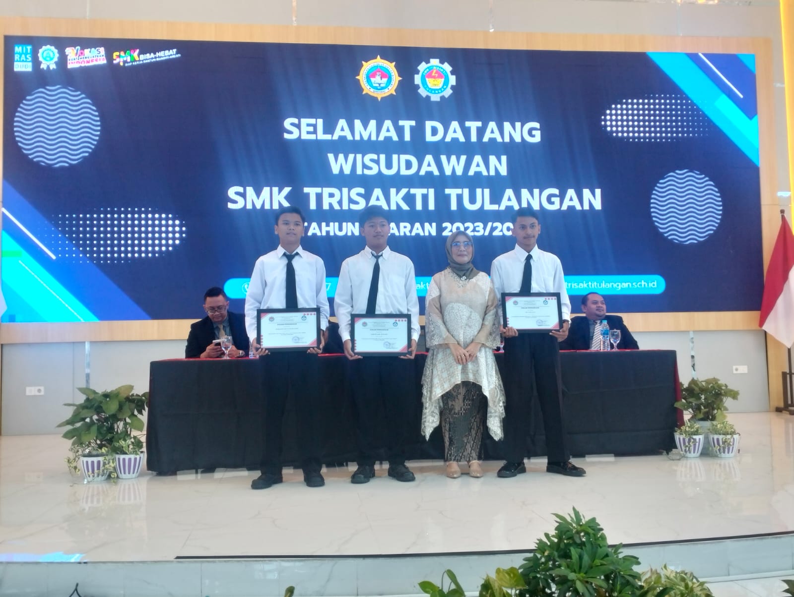 MELANJUTKAN: Kepala SMK Trisakti Tulangan Sulis Setiawati (tengah) bersama siswa  yang masuk perguruan tinggi. (ANAS/RADAR SIDOARJO)