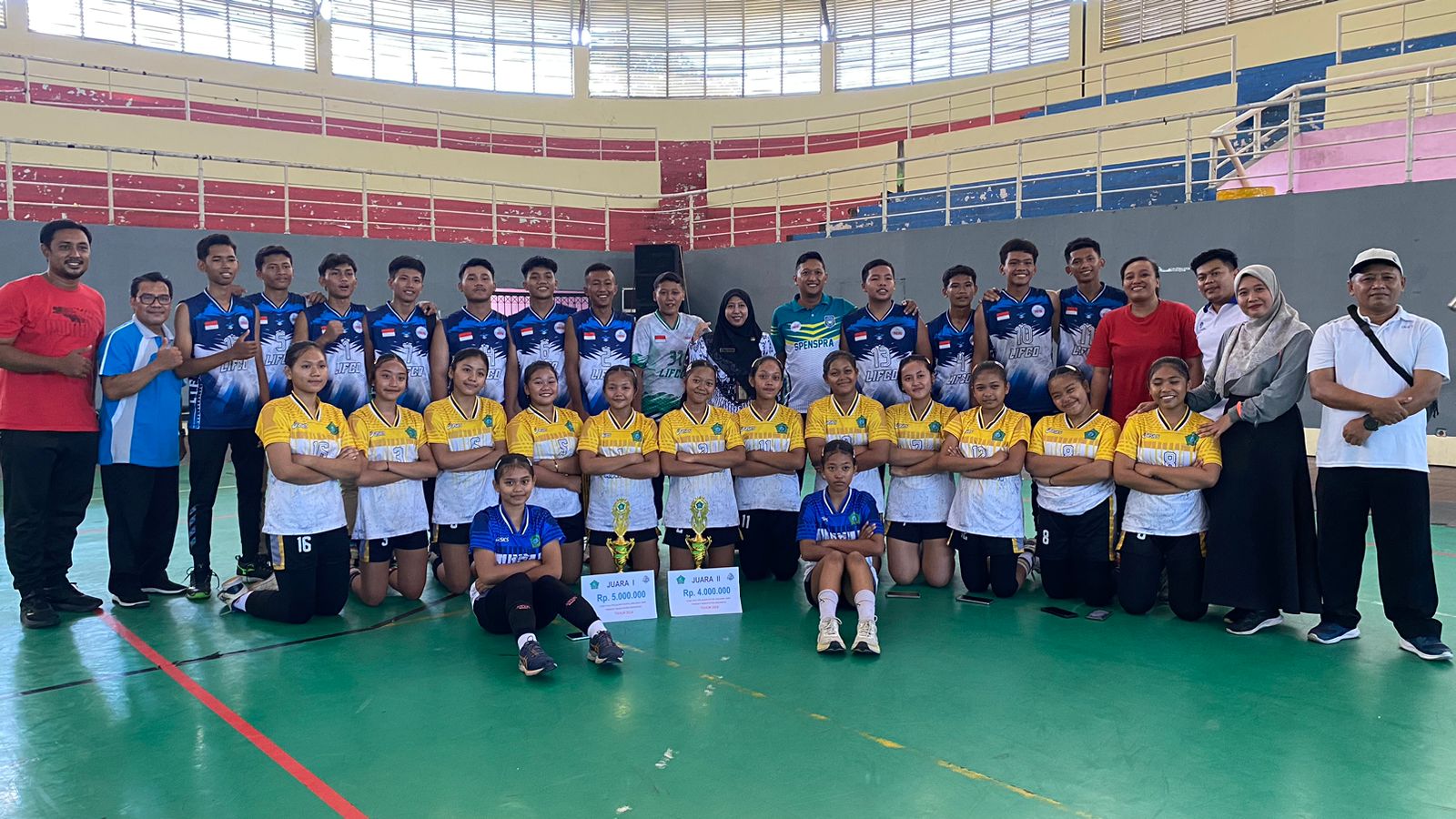 DUKUNGAN PENUH : Keberhasilan Spenspra di Liga Voli Pelajar SMP tidak lepas dukungan penuh dari sekolah, guru pendamping dan wali siswa.