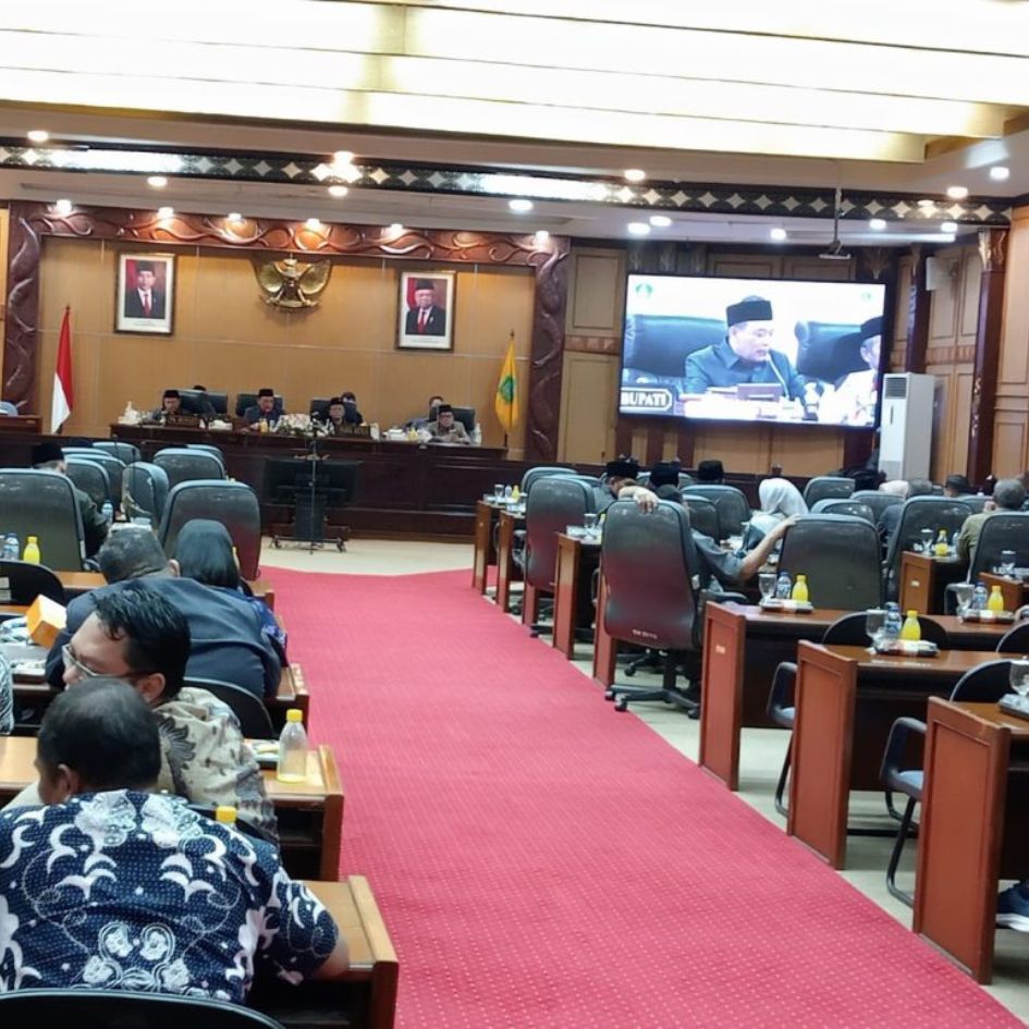 DISKUSI: Suasana rapat paripurna membahas raperda RPJPD Sidoarjo.  (IST)