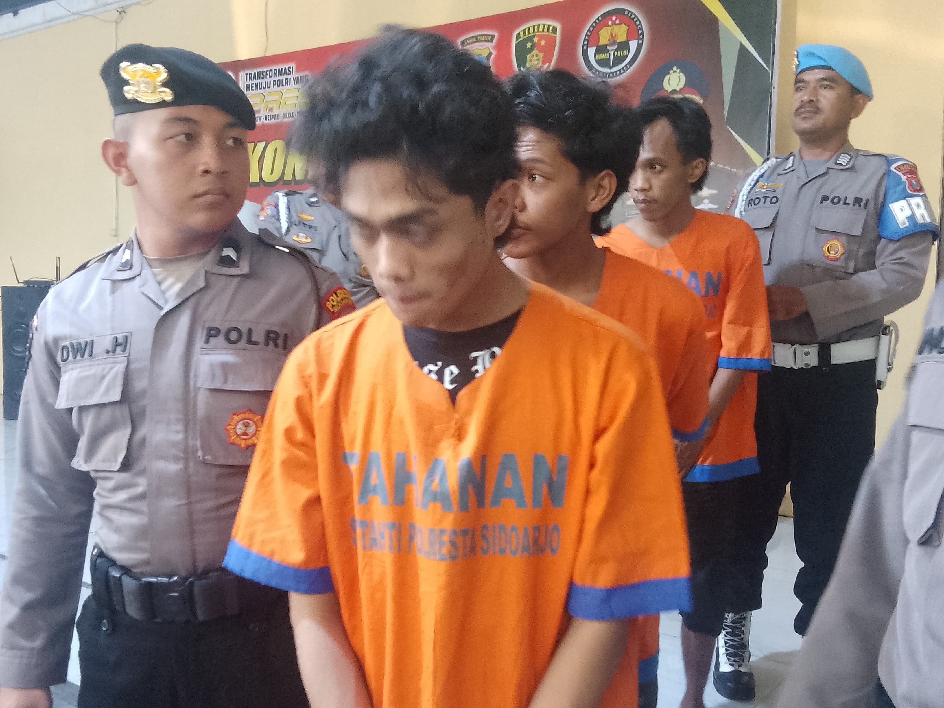 NEKAT : Anggota gangster dirilis di Mako Porlesta Sidoarjo, Senin (20/5). (DIKY PUTRA SANSIRI/RADAR SIDOARJO)