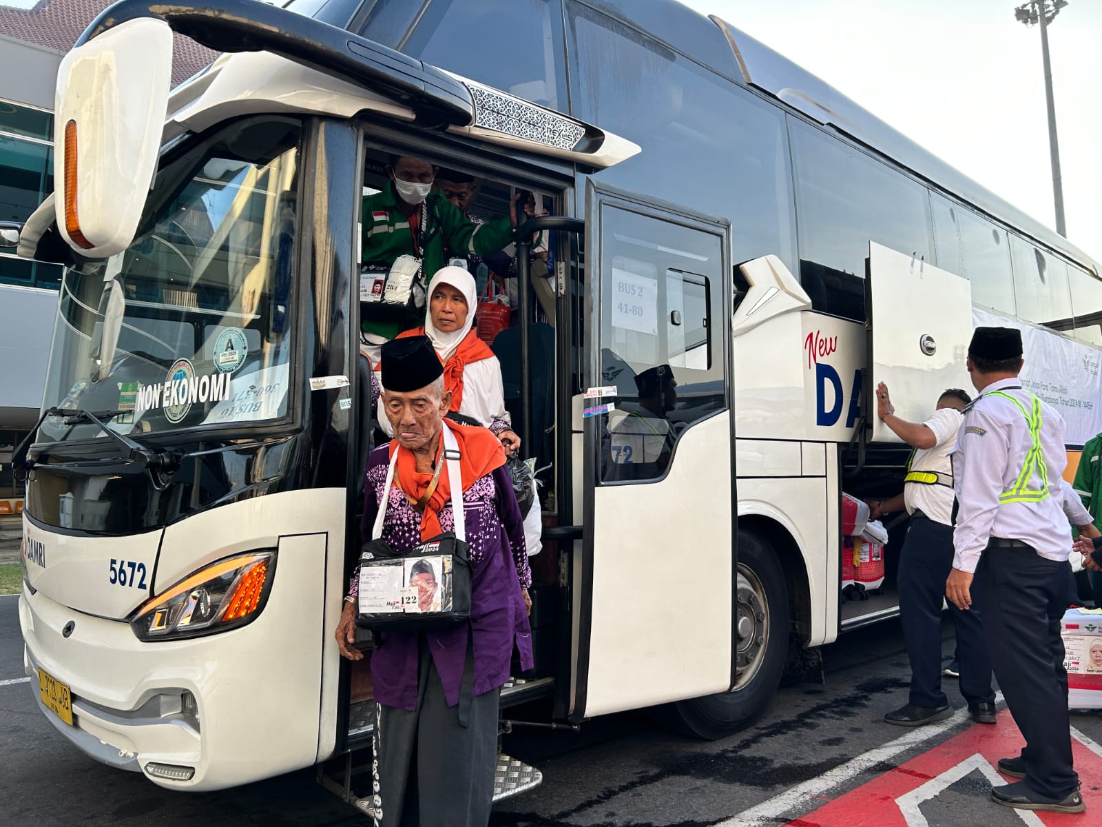 MABRUR : Suasana Pemberangkatan Pertama Calon Jamaah Haji (CJH) di Bandara Internasonal Juanda. (IST)