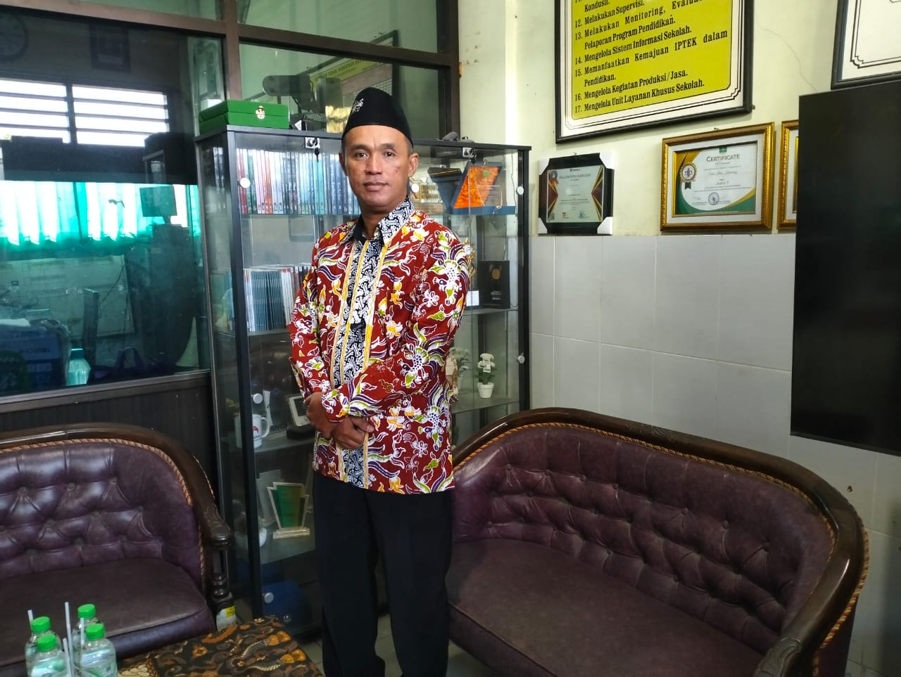 Kepala SMK Islam Krembung Rudi Hariyanto