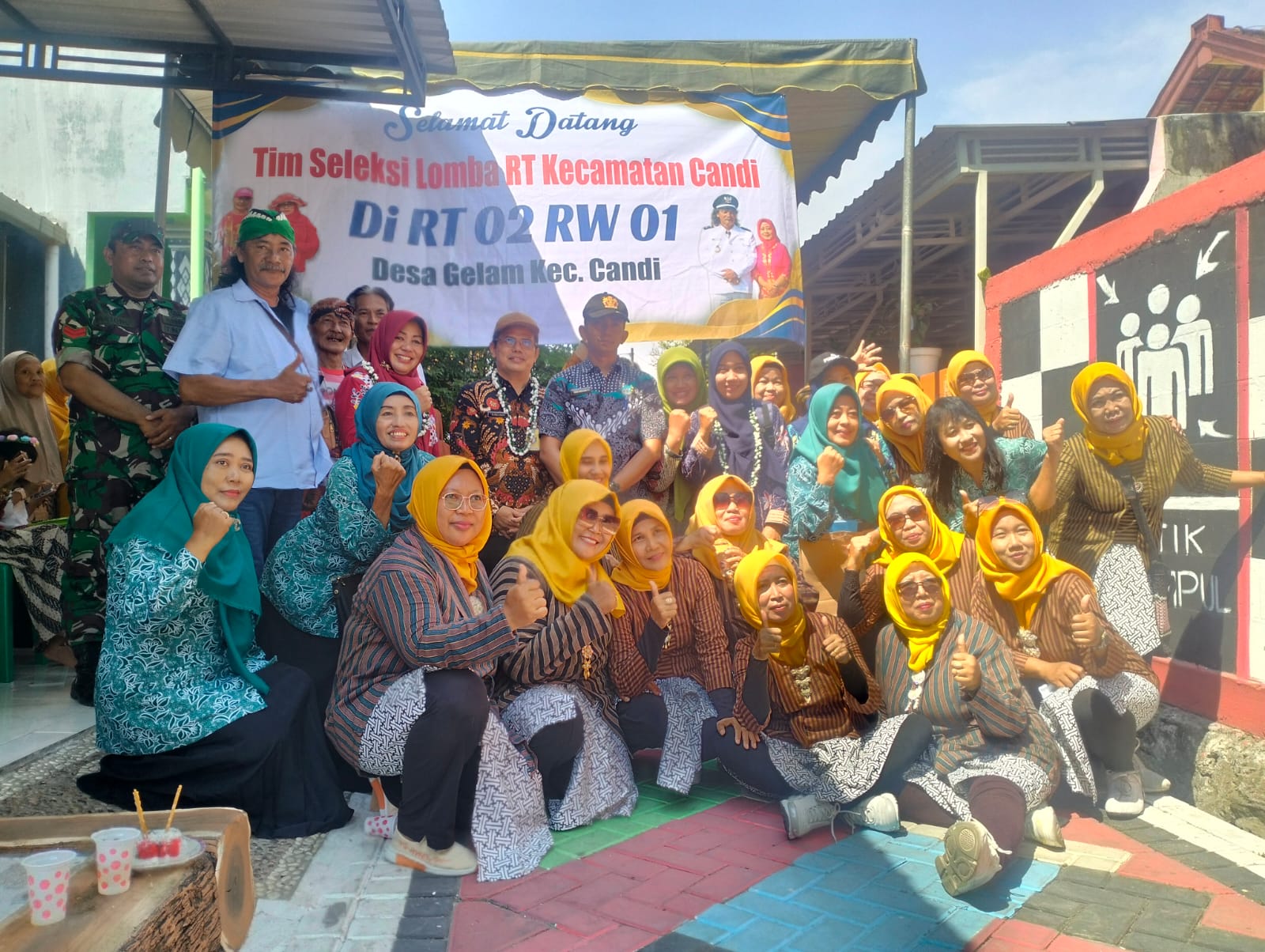 RAMAI: Foto bersama Kepala Desa Gelam Muchammad Muslich dan tim juri dari Kecamatan Candi. (ANAS/RADAR SIDOARJO)