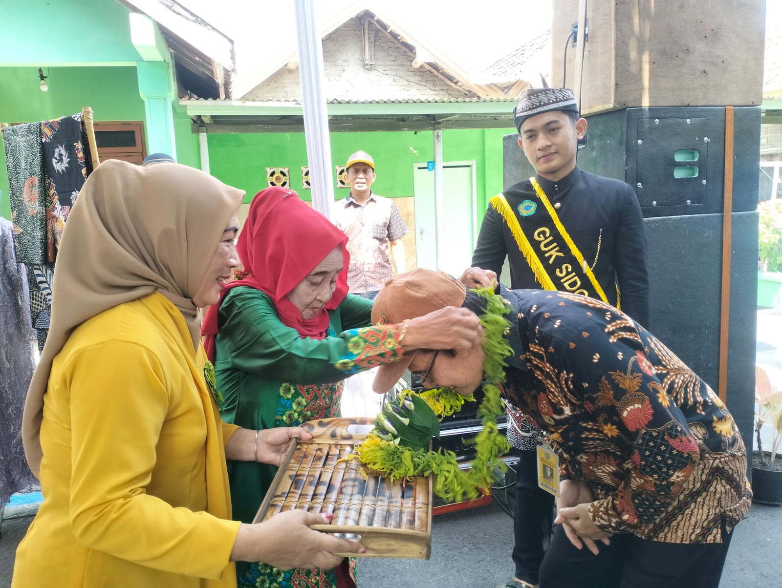 PENYAMBUTAN: Tim juri dari Kecamatan Candi disambut oleh Mbah Sumani dari RT 05 RW 02 Desa Gelam dalam lomba RT. (ANAS/RADAR SIDOARJO)