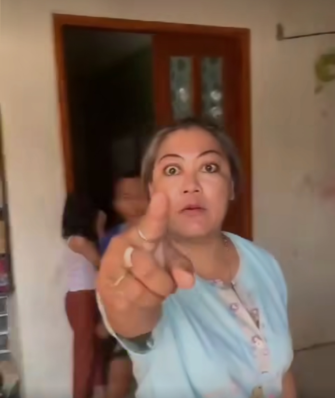 VIRAL: Ibu di Krian Sidoarjo mengamuk ke kurir COD karena paket yang diantar tidak sesuai dengan yang dipesan. (IST)