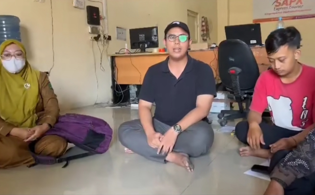 AKHIR CERITA VIRAL: Pembeli, tim ekspedisi, dan kurir COD di Krian duduk bersama. (IST/akun TikTok @infobalongbendo)