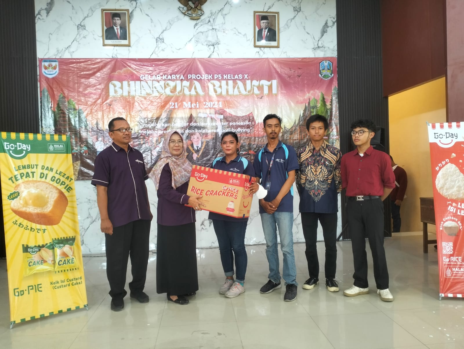 SINERGI: Salah satu perusahaan memberikan bingkisan kepada Kepala SMAN 1 Gedangan Nina Dwi Suryani yang nantinya diberikan kepada siswa. (ANAS/RADAR SIDOARJO)