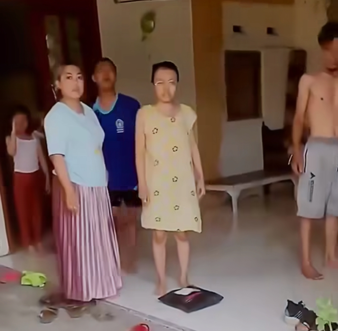VIRAL: Satu keluarga di Krian yang memarahi kurir COD. (IST)