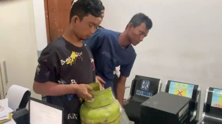 DIAMANKAN: Dua pelaku spesialis kafe kosong diamankan di Polsek Sidoarjo, Rabu (22/5). (DIKY PUTRA SANSIRI/RADAR SIDOARJO)