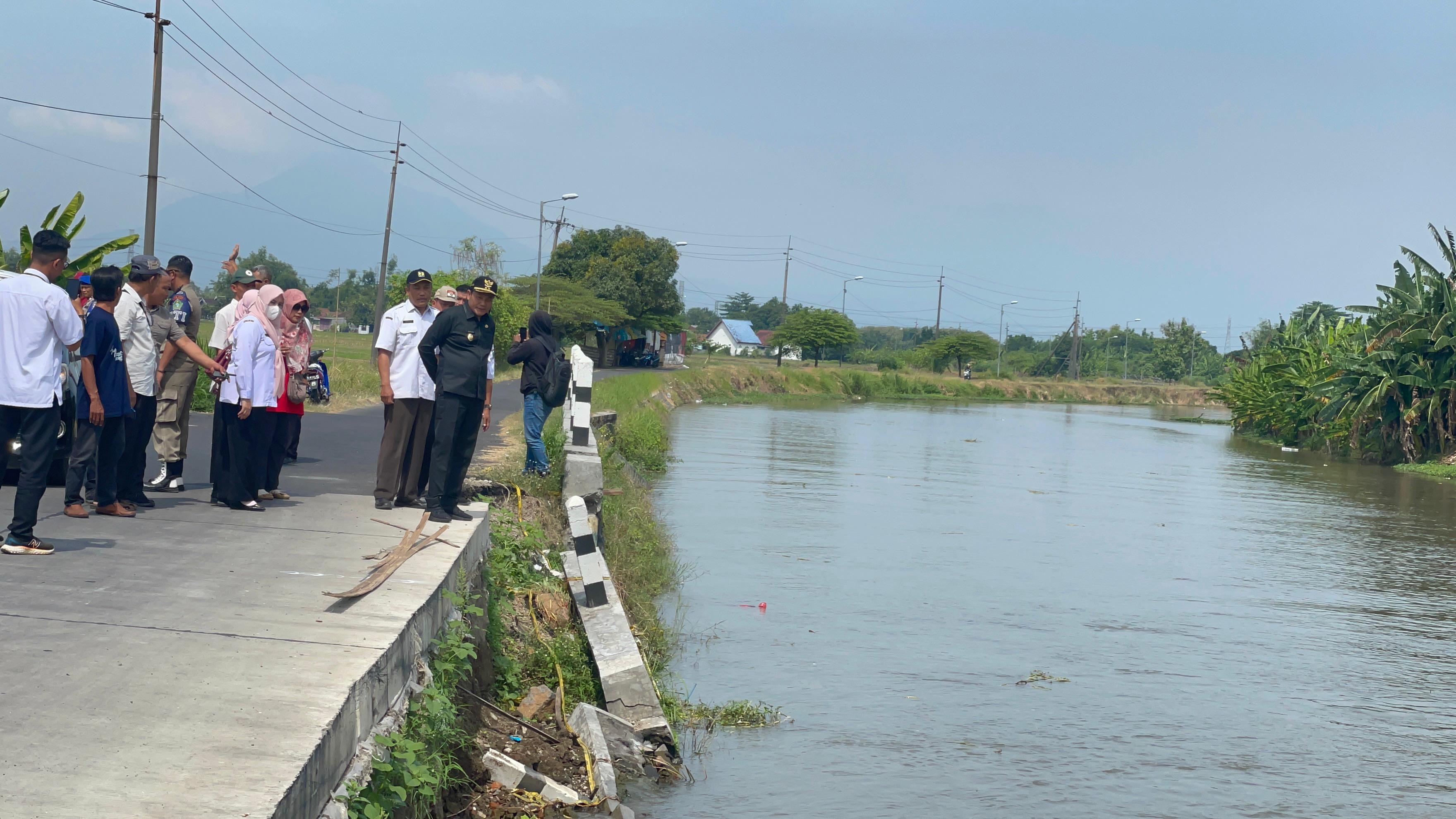 SEGERA DIPERBAIKI : Plt Bupati Sidoarjo Subandi melihat kondisi plengsengan sungai yang ambrol di dam Sungai Kanal Porong, Desa Kedungbocok, Kecamatan Tarik. (IST)  &nbsp;
