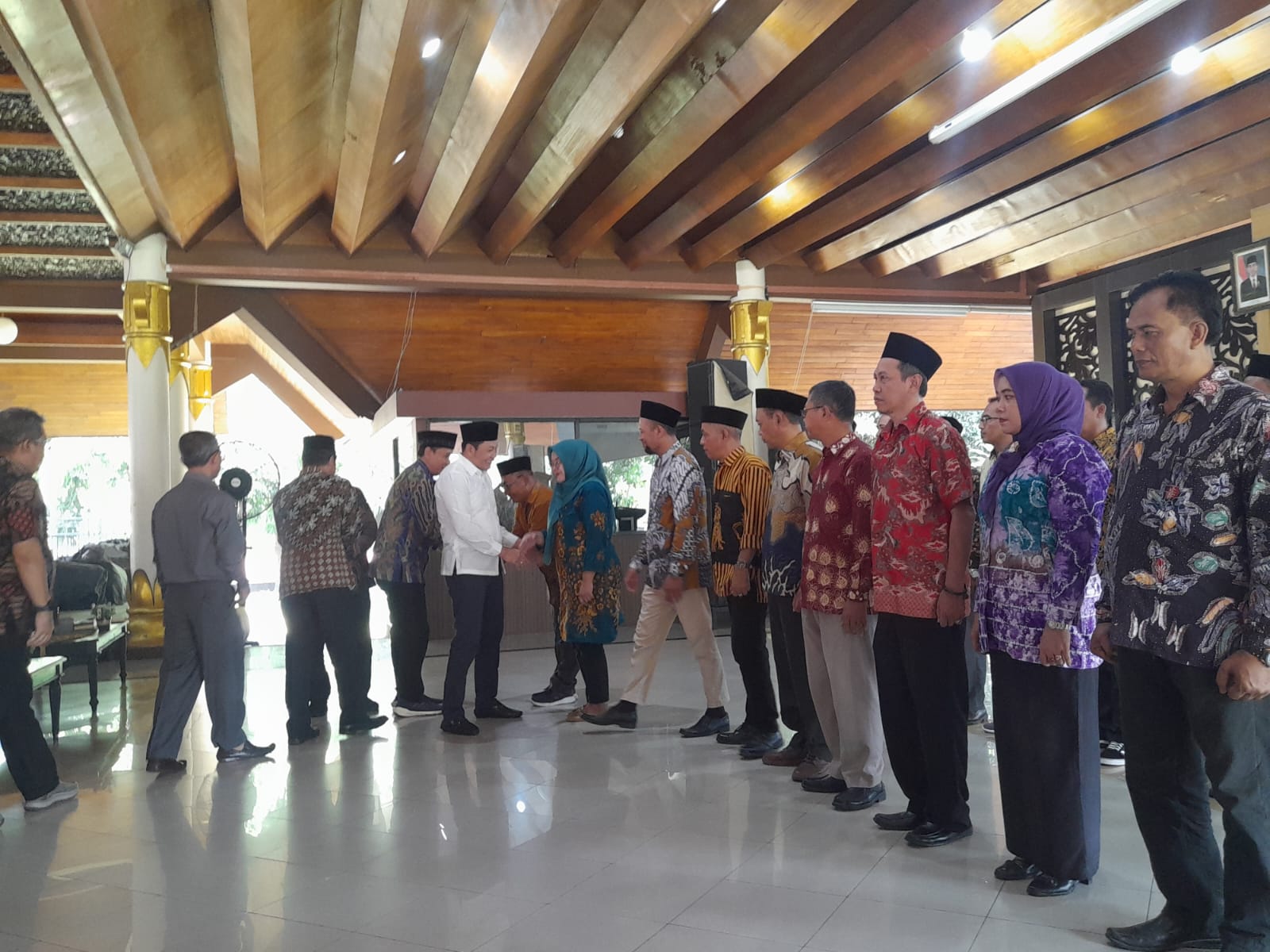 SINERGIS : Plt Bupati Sidoarjo Subandi memberikan ucapan selamat atas dilantiknya paguyuban BPD. (M SAIFUL ROHMAN/RADAR SIDOARJO)
