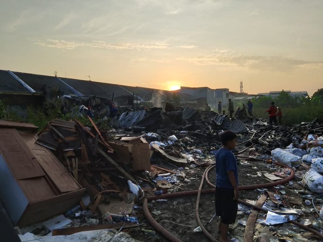 RATA : Kondisi gudang rongsokan di Waru, Sidoarjo, usai terbakar pada Jumat, 24 Mei 2024. (DIKY PUTRA SANSIRI/RADAR SIDOARJO)