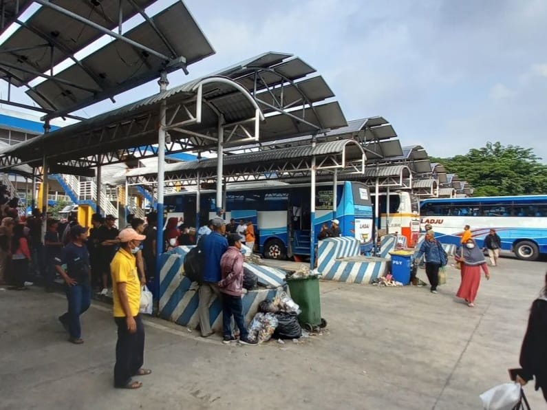 MELONJAK: Kesibukan penumpan dan kendaraan bus di Terminal Purabaya, Sidoarjo. (M SAIFUL ROHMAN/RADAR SIDOARJO)