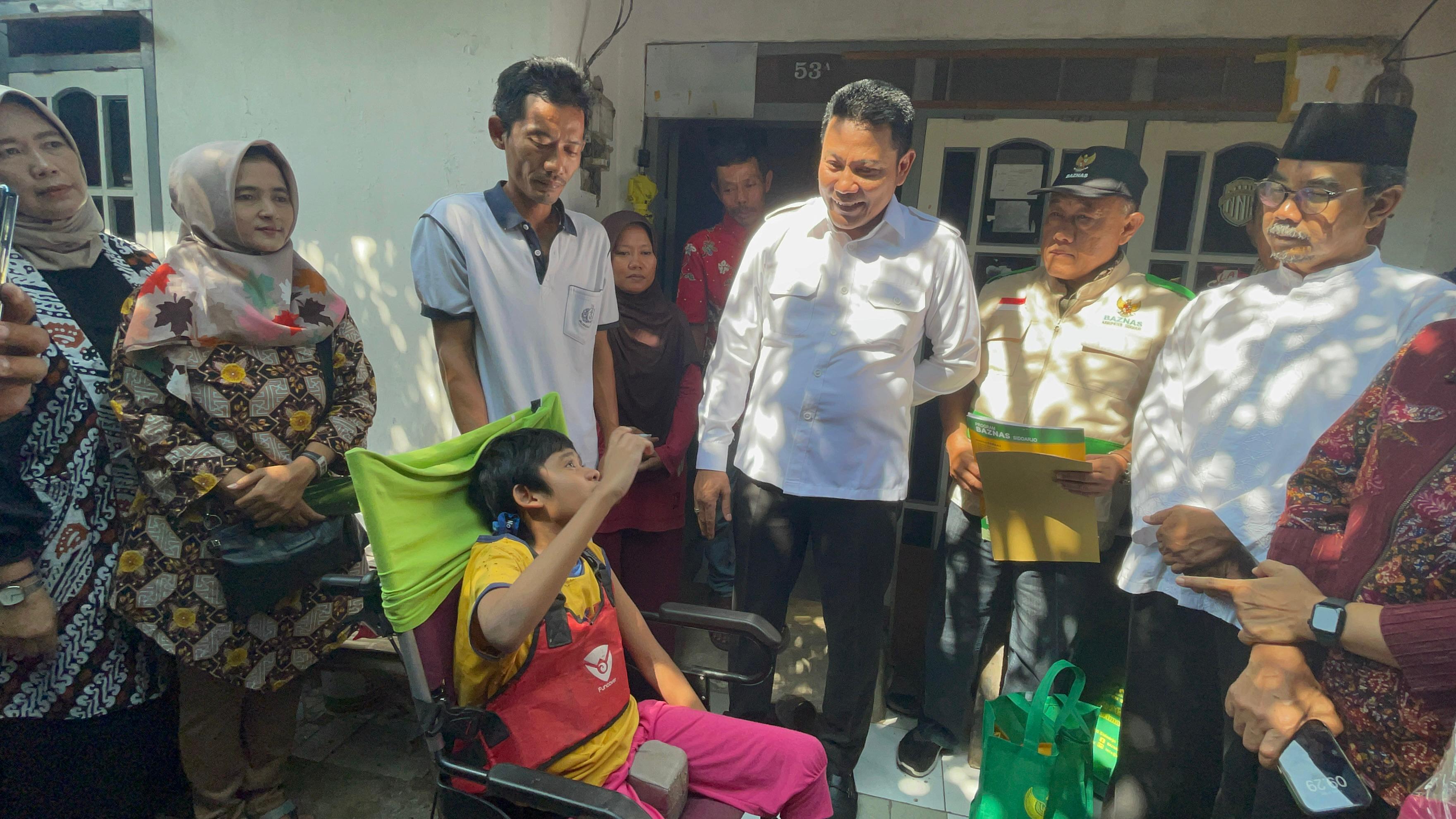 PEDULI : Plt Bupati Sidoarjo Subandi mengunjungi warga yang sakit. (FOTO HUMAS PEMKAB)